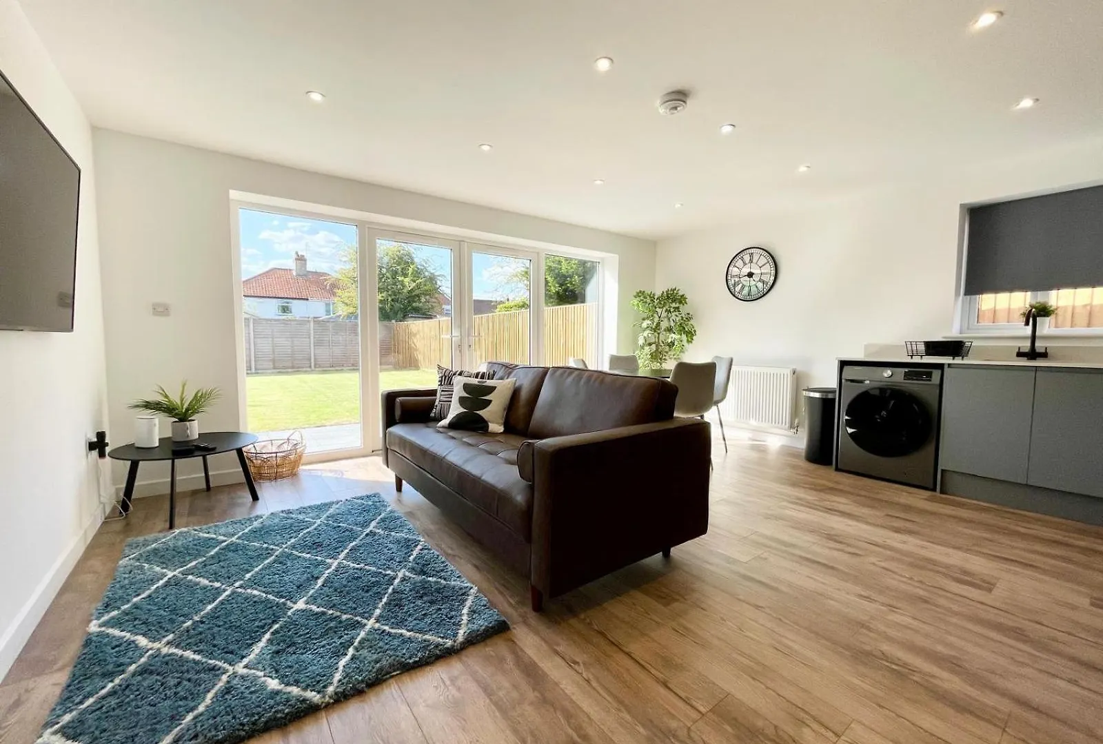New Bungalow - 20-Min Walk To Quays - Plenty Of Parking - Large Garden - Wi-Fi GLOUCESTERSHIRE 0*, Gloucester