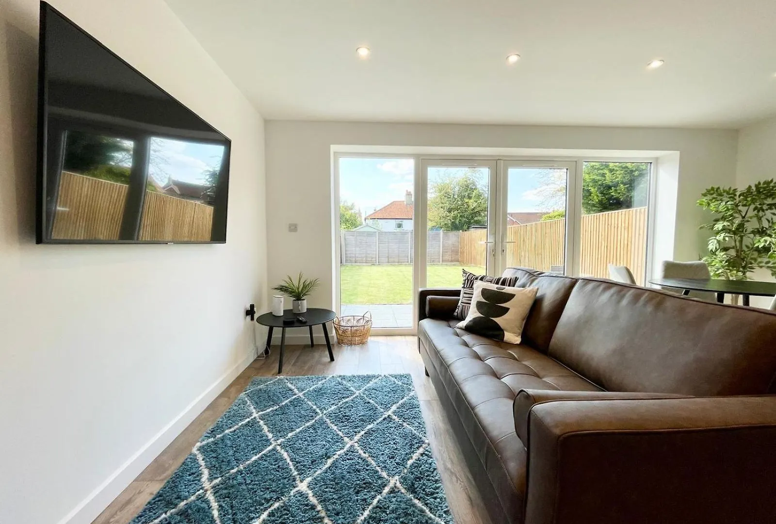 New Bungalow - 20-Min Walk To Quays - Plenty Of Parking - Large Garden - Wi-Fi GLOUCESTERSHIRE Gloucester